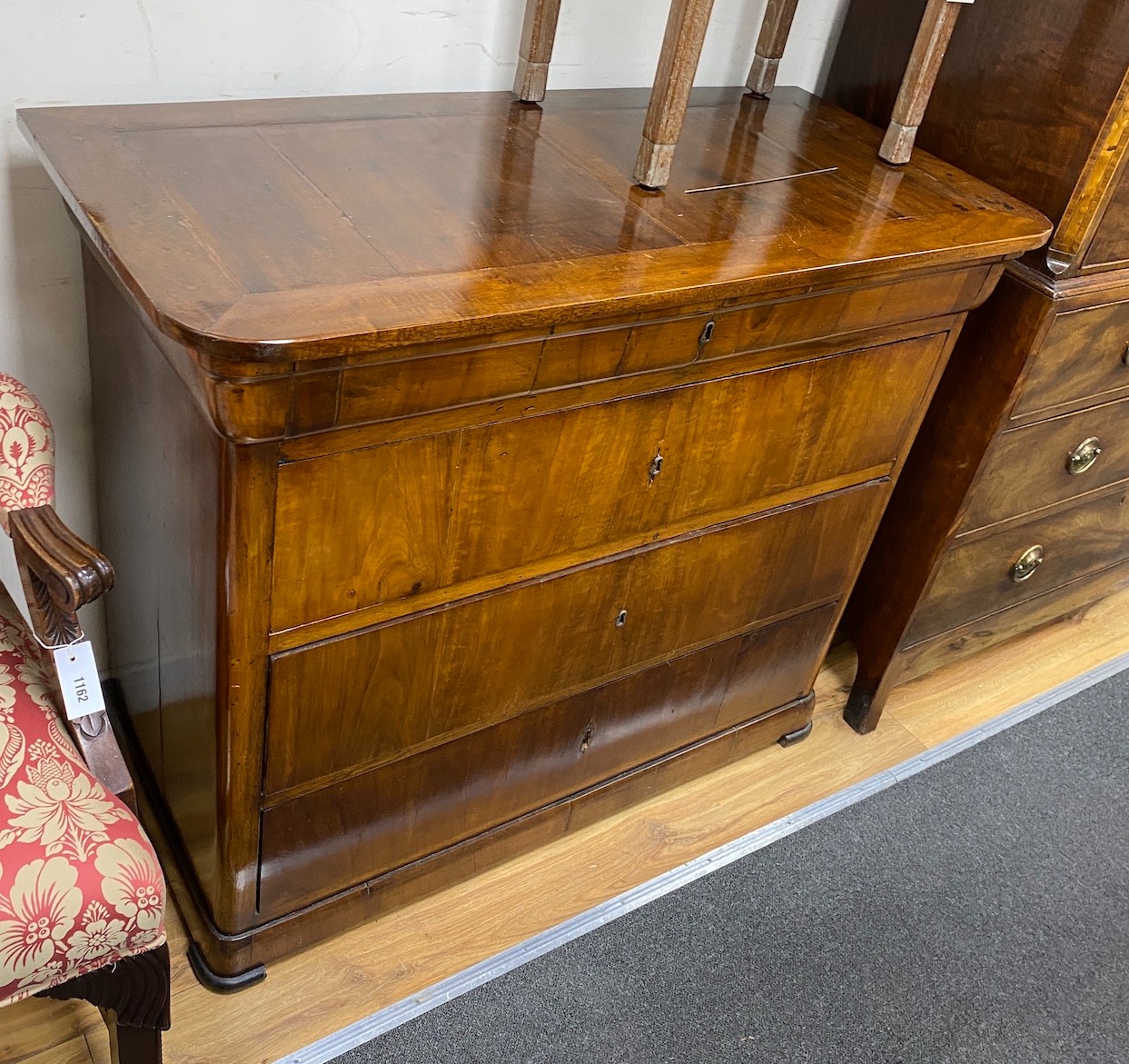 A pair of 19th century French walnut four drawer commodes, width 104cm, depth 54cm, height 96cm